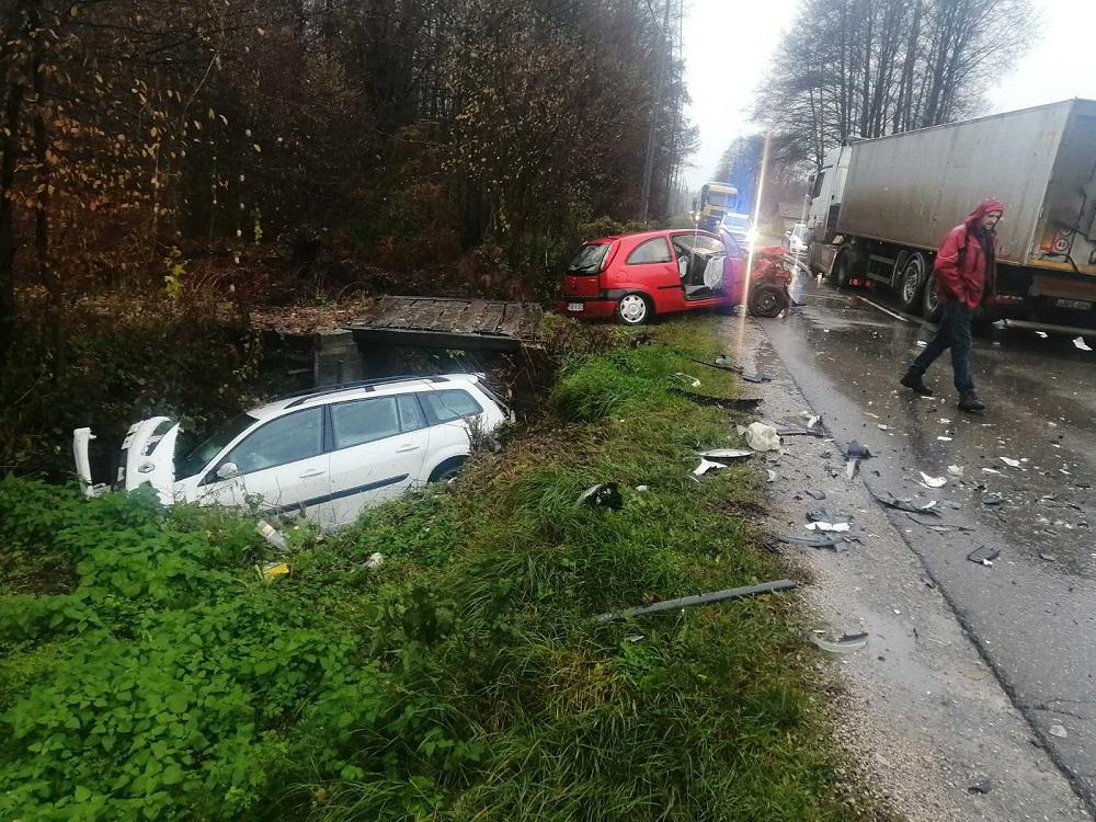 Teška nesreća na bh. cesti: Ima povrijeđenih u sudaru kamiona i dva automobila