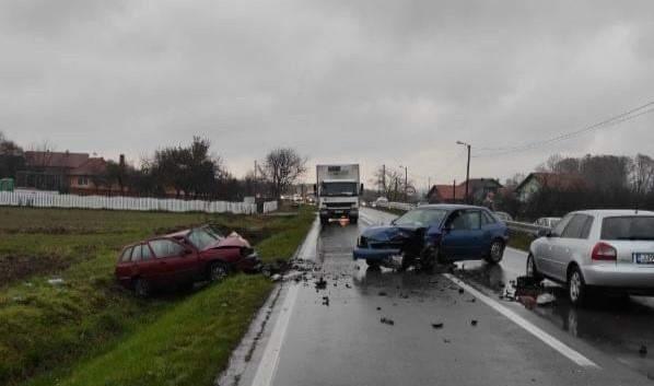 Teška saobraćajna nesreća kod Bijeljine: Pet osoba povrijeđeno, auto završio u kanalu