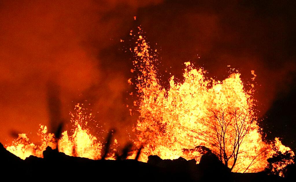 Havajska geološka služba je najavila da će helikopterima nadlijetati šire područje erupcije - Avaz