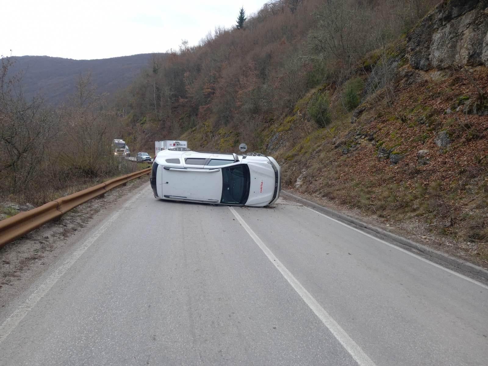 Saobraćajna nesreća kod Rogatice: Automobil se prevrnuo