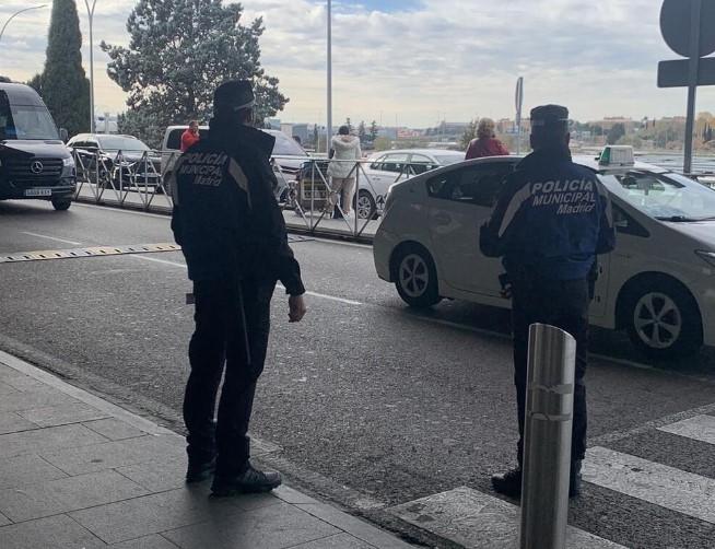 Policija na aerodromu - Avaz