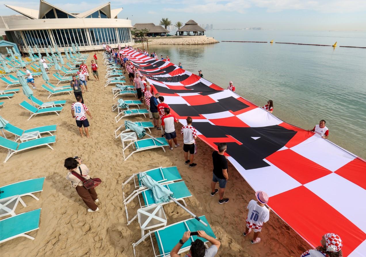 Navijači Hrvatske stigli pred hotel reprezentacije, razvili ogromnu zastavu