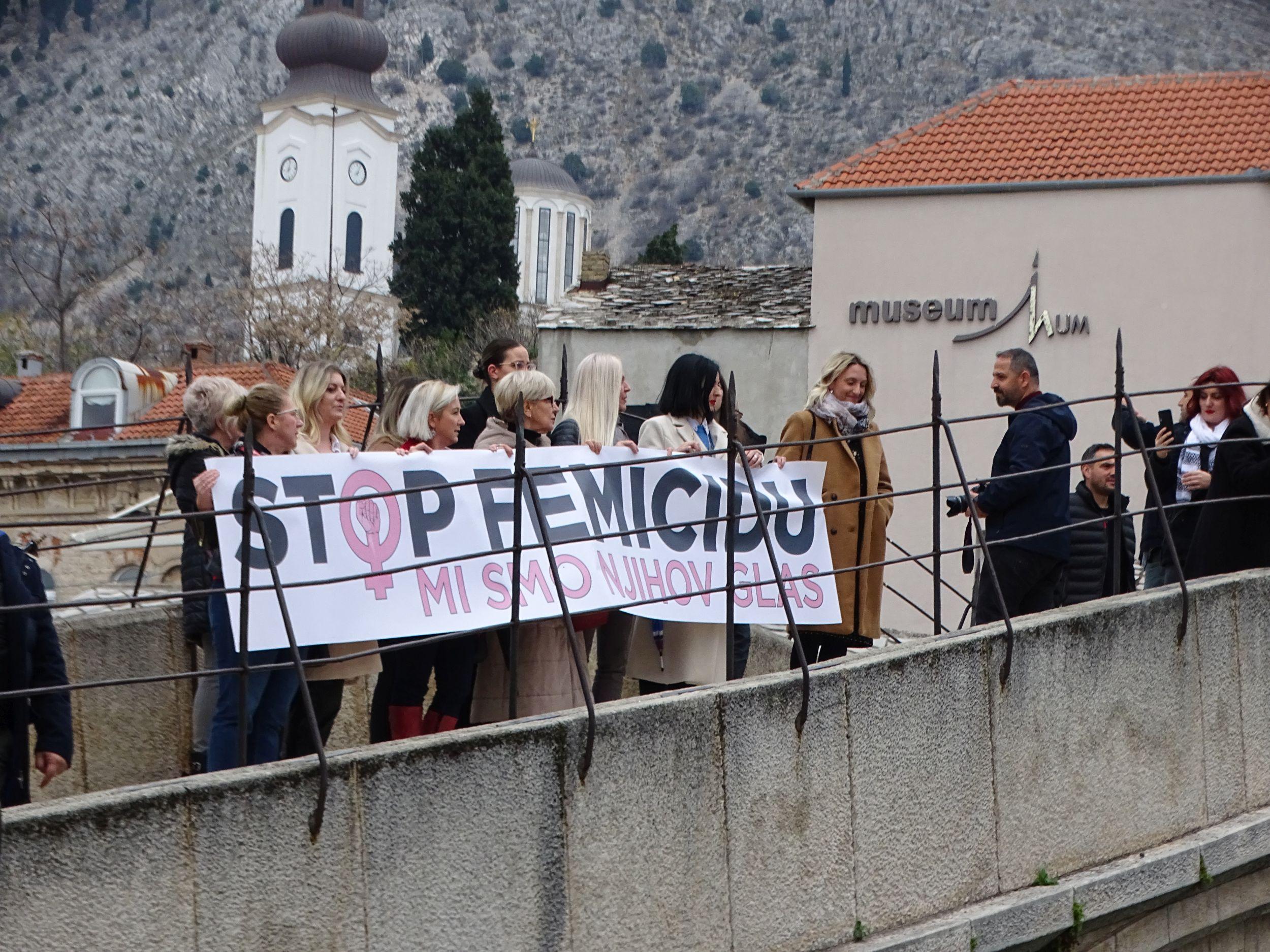 Skokom bez aplauza sa Starog mosta odata počast žrtvama femicida