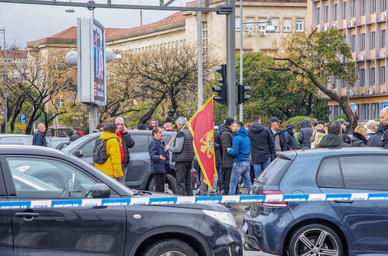 Blokirani prilazi Skupštini Crne Gore, na stotine automobila pristiže na protest