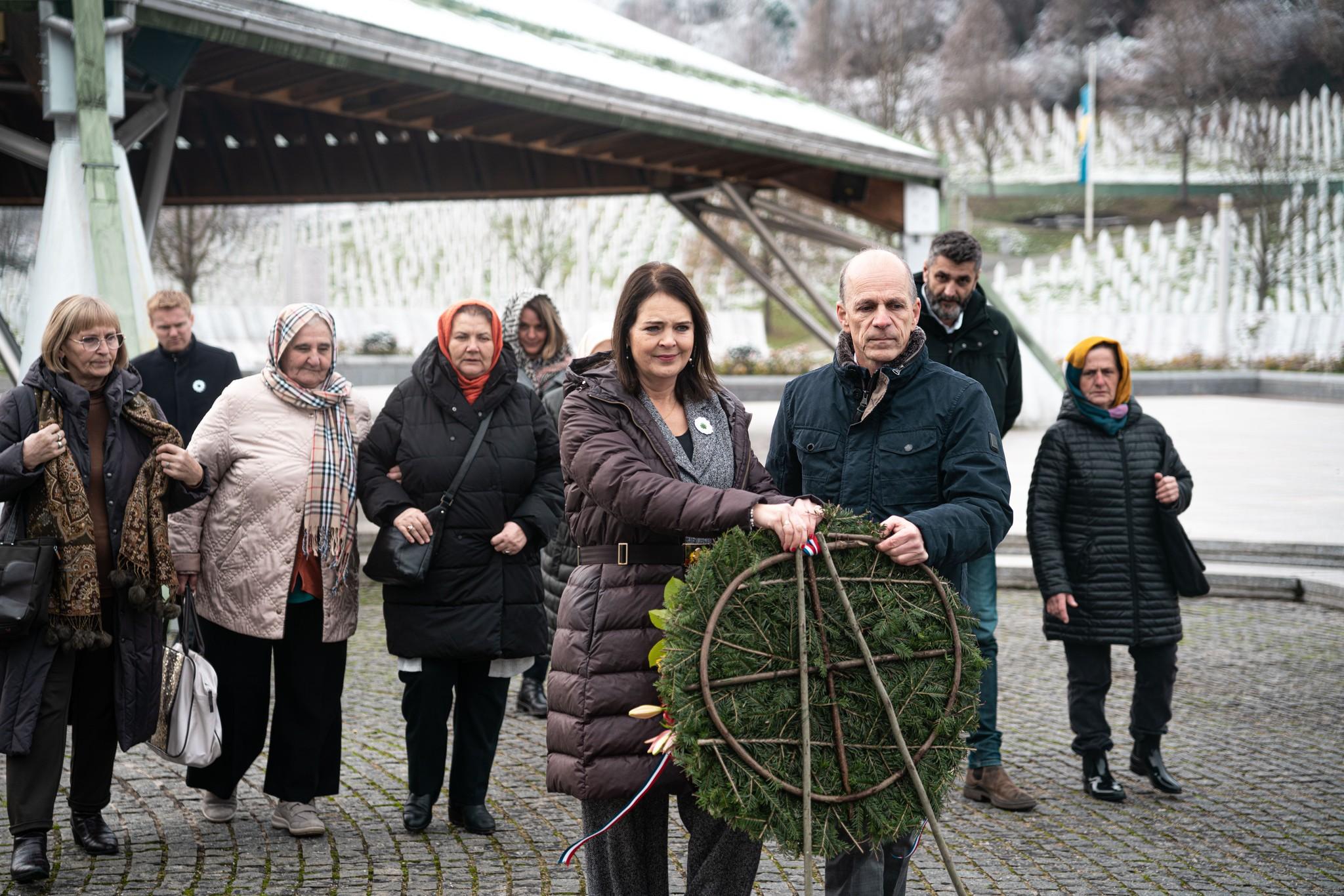 Ambasadorica je položila vijenac i odala počast žrtvama - Avaz