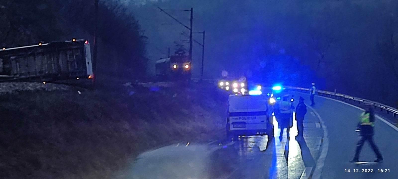 Saobraćajna nesreća kod Lašve: Kombi završio na pruzi, jedna osoba povrijeđena