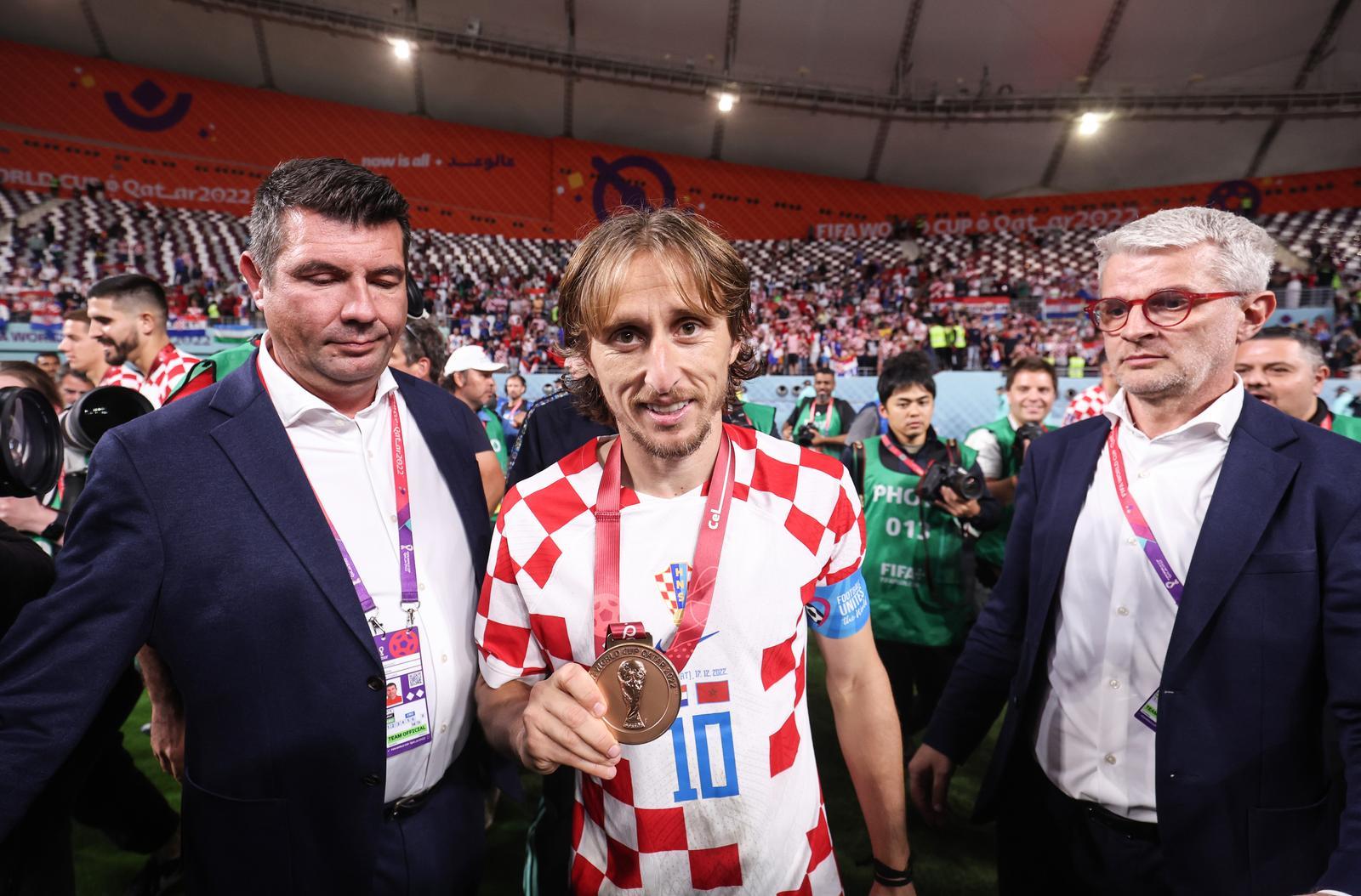 Modrić objavio fotografiju sa dodjele medalja i poručio: Iznad svih, Hrvatska