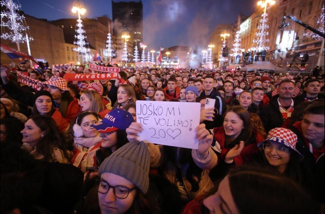 Transparenti podignuti od strane vatrenih navijačica - Avaz