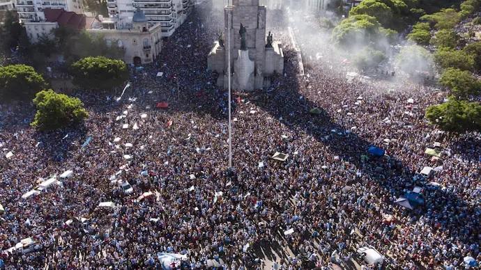 Rosario slavi Mesija i Di Mariju