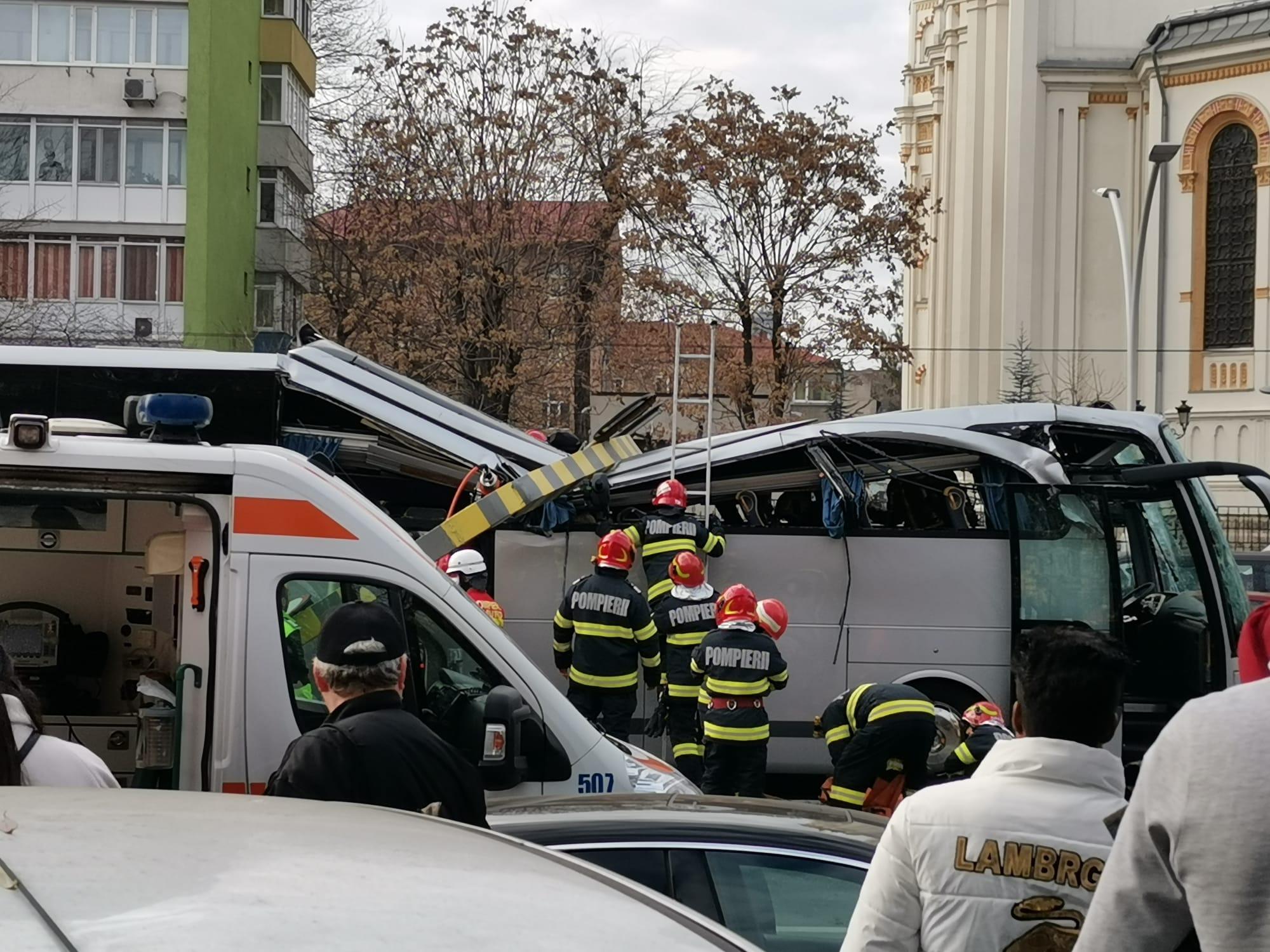 Autobus je zgnječen, a krov je spljoštio putnike - Avaz