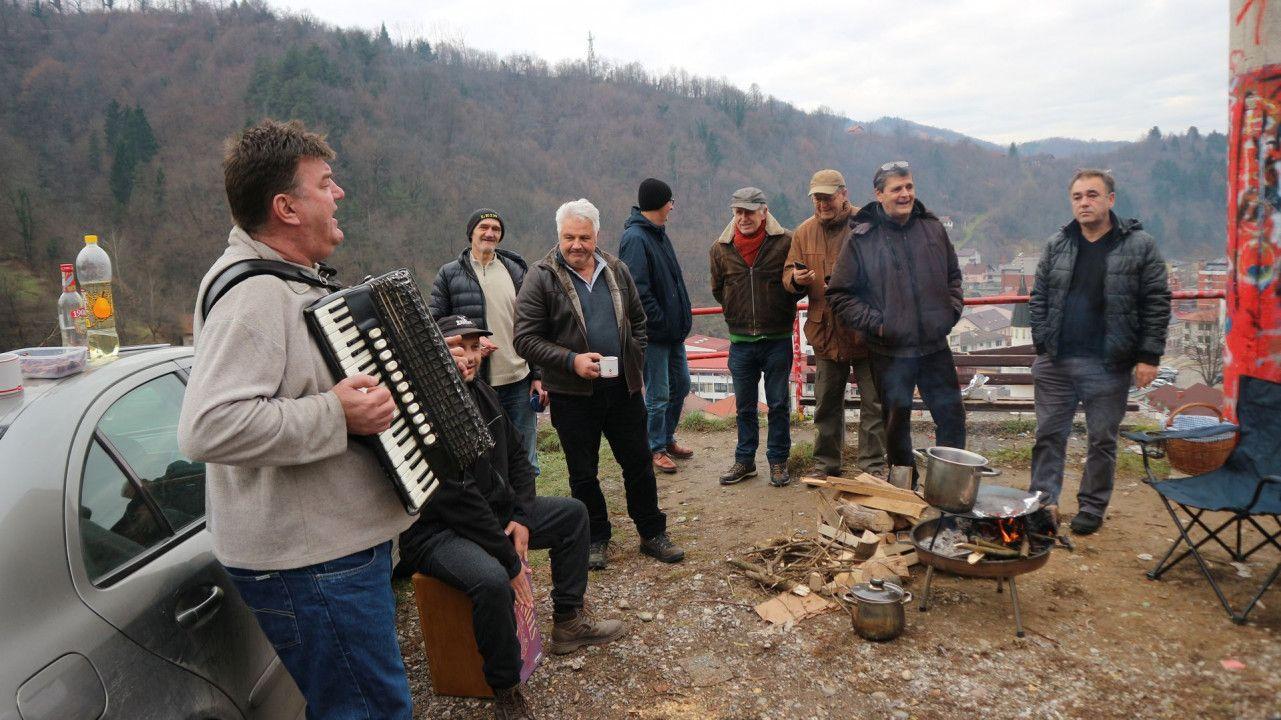 S posljednje čajanke ispred Lovačkog doma - Avaz