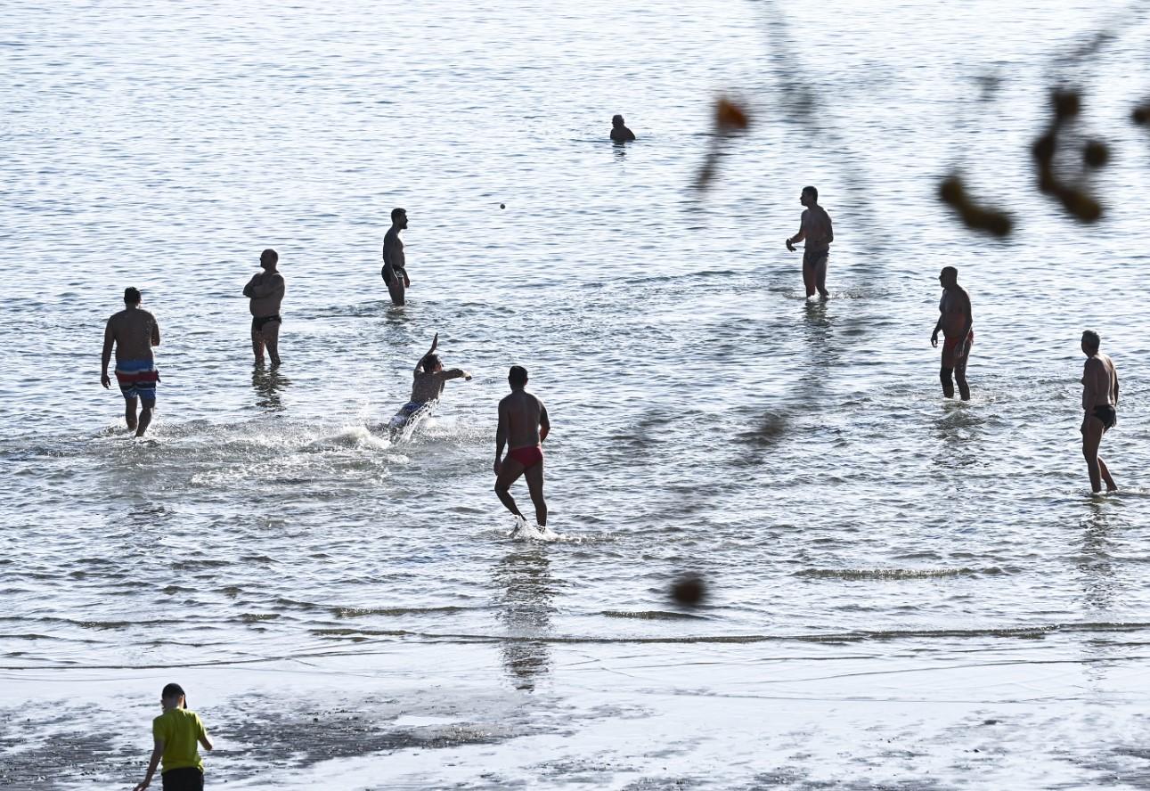 Split,  sunčani prvi dan godine Splićani iskoristili za picigin na plazi Bačvice - Avaz