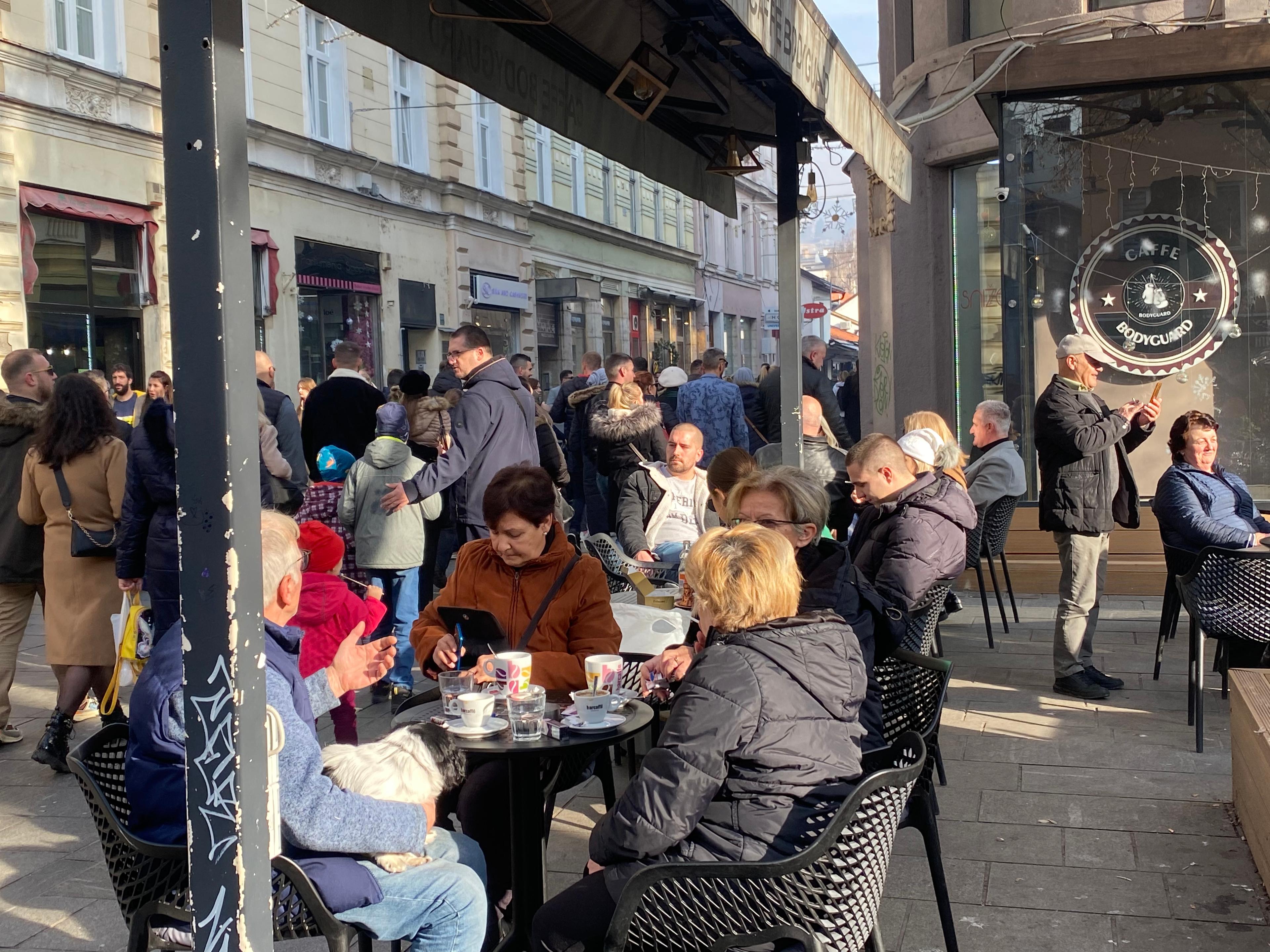 Bašte prepune, vrijeme ugodno toplo - Avaz