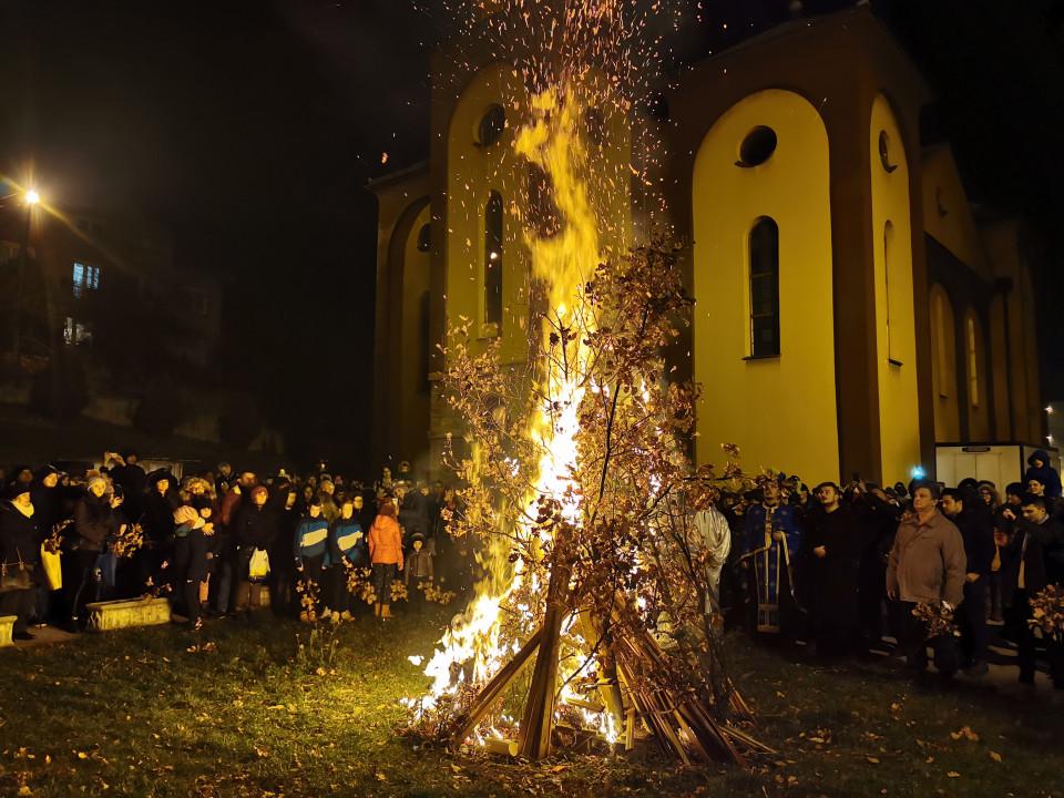 Badnjak se u kuću unosi na Badnje veče - Avaz