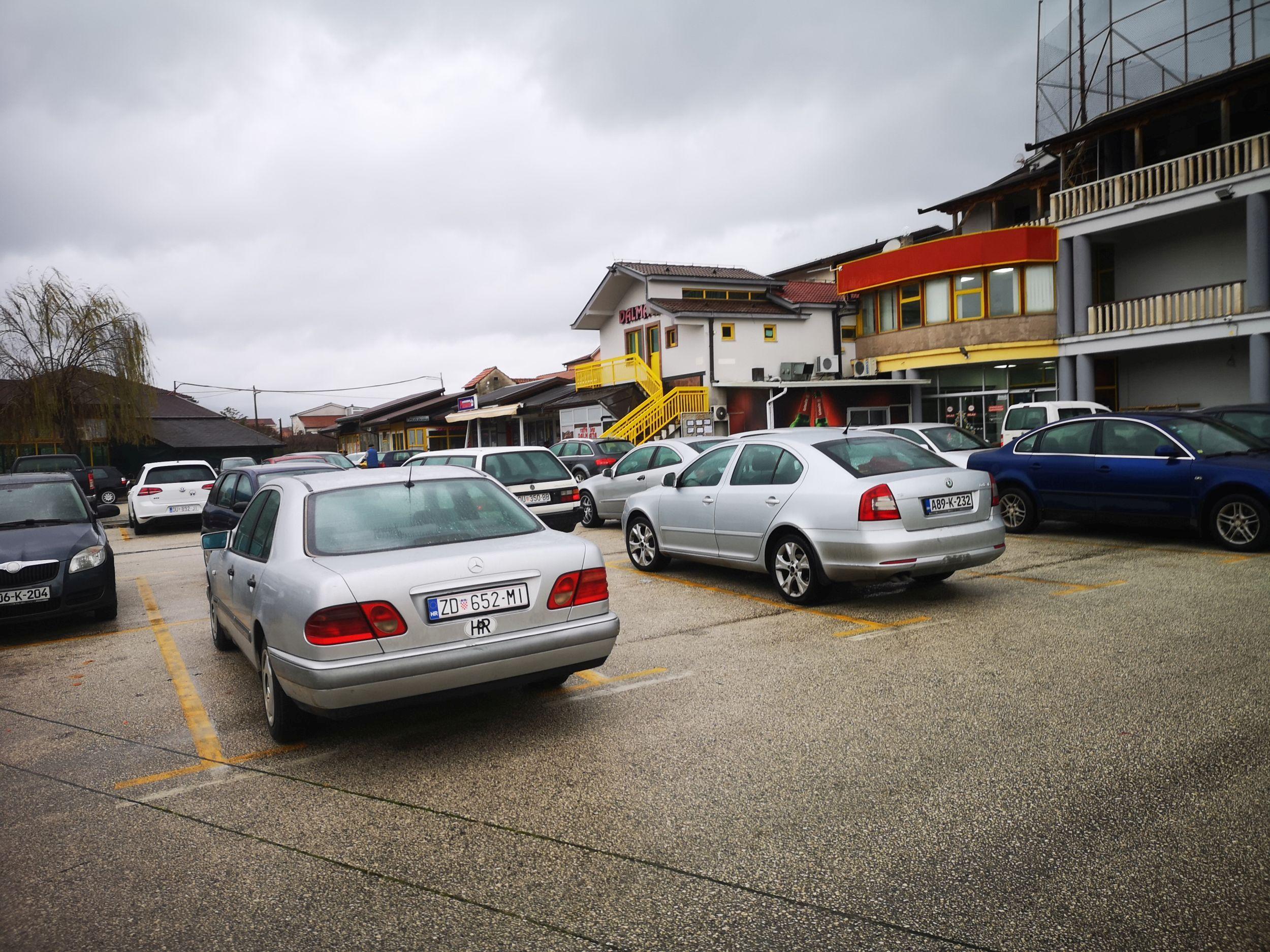 Ispred trgovačkog centra kod  granice jučer: Nema gužvi - Avaz