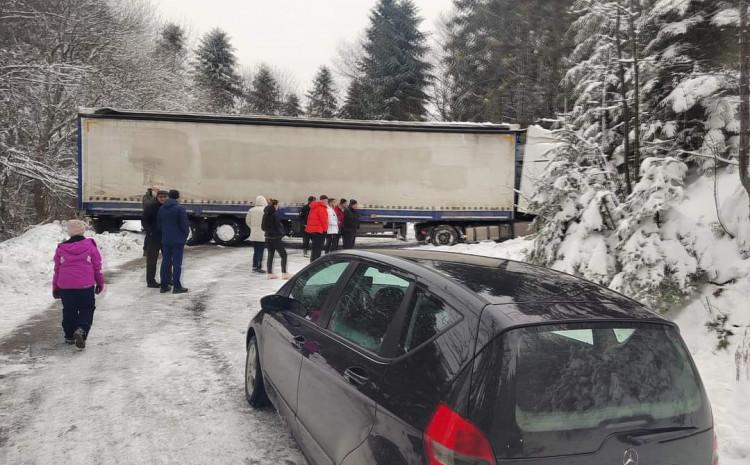 Šleper se popriječio na krivini na Ponijerima - Avaz