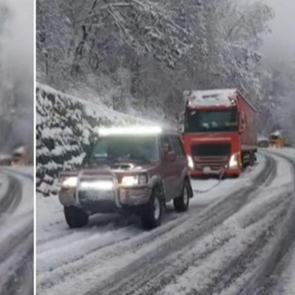 Video / Velikodušni ljudi džipom izvukli zaglavljeni kamion u Prozor - Rami