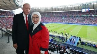 Erdoan u društvu supruge s tribina prati utakmicu Nizozemska - Turska