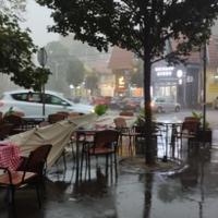 Beograd pogodilo nevrijeme: Na snazi crveni meteoalarm zbog obilnih pljuskova i olujnog vjetra