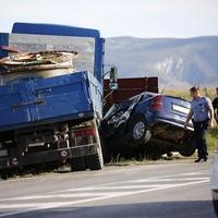 Teška nesreća na Buni: Automobil podletio pod kamion