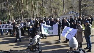 Poruke s protesta kod Konjica: Kraljuštici nije mjesto u cijevima, pustimo je da teče!