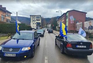 Defile povodom Dana nezavisnosti i u Goraždu: Desetine vozila prošlo ulicama grada