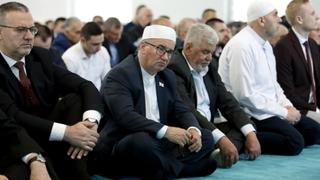 U džamijama širom Muftijstva tuzlanskog jutros je klanjan bajram-namaz