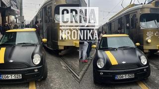 Bahati vozač u Sarajevu blokirao tramvajski saobraćaj: Parkirao automobil na šine