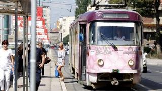 Usljed visokih temperatura u  tramvaju pozlilo putniku