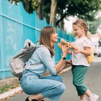 Četiri specifična pitanja koja trebate postaviti djeci nakon škole