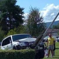 Vozačica automobilom sletjela s parkinga, probila ogradu i udarila i stub ulične rasvjete