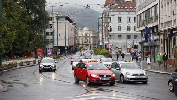 Saobraća se po mokrom ili vlažnom kolovozu - Avaz