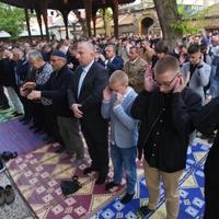 Bajram-namaz klanjan u Gazi Husrev-begovoj džamiji u Sarajevu