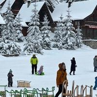 Građani iskoristili slobodan dan za odlazak na planinu: Porodice uživaju na Vlašiću