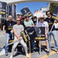 'Breaking Bad' stars reunite on picket line to call for studios to resume negotiations with actors