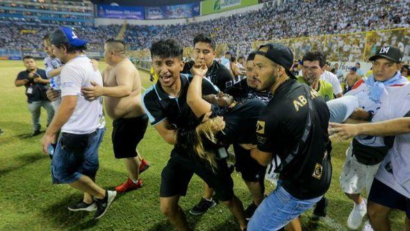 Navijači probili jednu od kapija na stadionu "Monumental" - Avaz