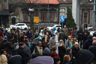 Novinari Radio Beograda izbačeni iz zgrade, zabranjen im dolazak na posao dok ne završe protesti