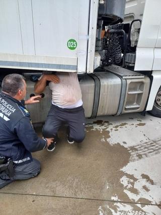 Srbijanac u hladnjači pokušao prokrijumčariti 12 državljana Turske, među njima bilo i djece