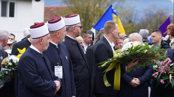 Brojne delegacije odale počast - Avaz