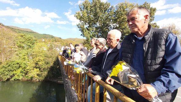 Spuštanje cvijeća u rijeku Lim - Avaz