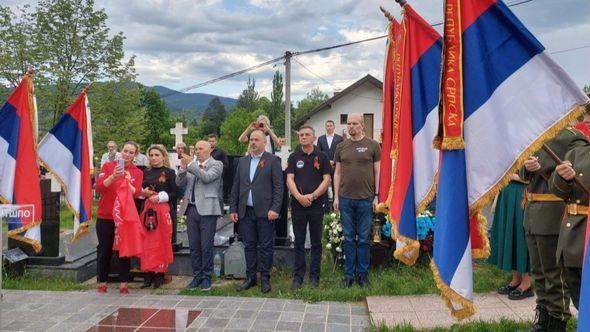 Odavanje počasti u Višegradu – Aleksej Alehin (desno) s načelnikom i članovima Veterana - Avaz