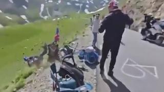 Bizaran incident na Tour de Franceu: Fotograf bacio u jarak muškarca koji je trčao za biciklistima