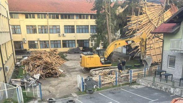 Mehanizacija tek u četrtak uklonila velike ostatke krova - Avaz