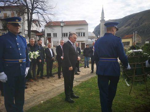 Delegacije položile cvijeće i odale počast na mostarskim Šehitlucima - Avaz