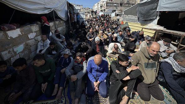 Palestinci klanjali džuma-namaz među ruševinama u Gazi - Avaz