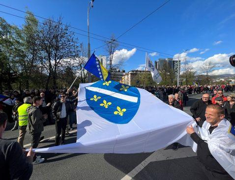 Građani razapeli veliku zastavu sa ljiljanima - Avaz