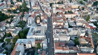 Snimak iz zraka: Stotine građana u protestnoj šetnji za žene žrtve nasilja