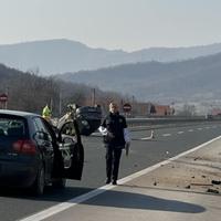 Teška nesreća na autoputu Sarajevo - Zenica: Golf završio na krovu, obustavljen saobraćaj