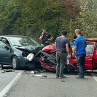 Krš i lom kod Zvornika: Automobili totalno uništeni, dvije osobe povrijeđene 