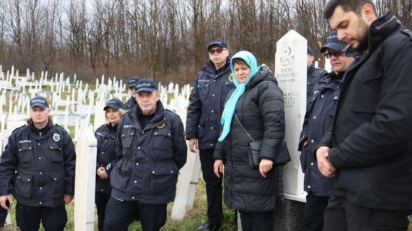 Odavanje počasti na mezarju "Obad" - Avaz